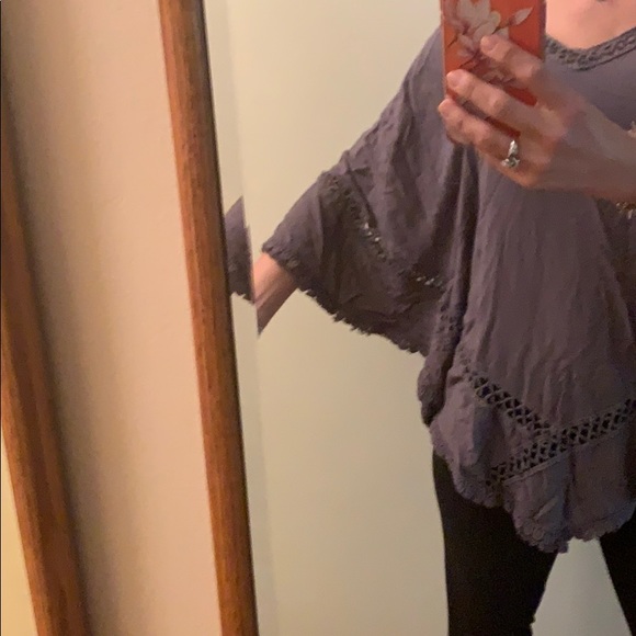 Beautiful grey poncho with detailed edges - Picture 3 of 5